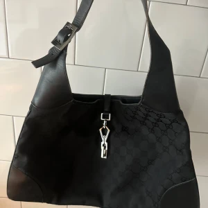 Gucci jackie vintage väska - Snygg svart Gucci jackie väska. Så fin och bra skick, någon skavank på handtaget (se bild).
