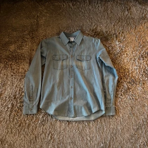 Ljusblå skjorta HOPE - Säljer nu denna schyssta HOPE skjortan. Ljusblå med snygg fade i storlek Man 46 - Wom 38. Nypris: ≈2000kr. Mitt pris: 400kr. Skriv vid funderingar!