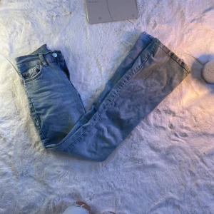 Lågmidjade bootcut jeans - Snygga blå lågmidjade bootcut jeans. Använda ett fåtal gånger, köpta för 500kr. Storlek 32(XXS)