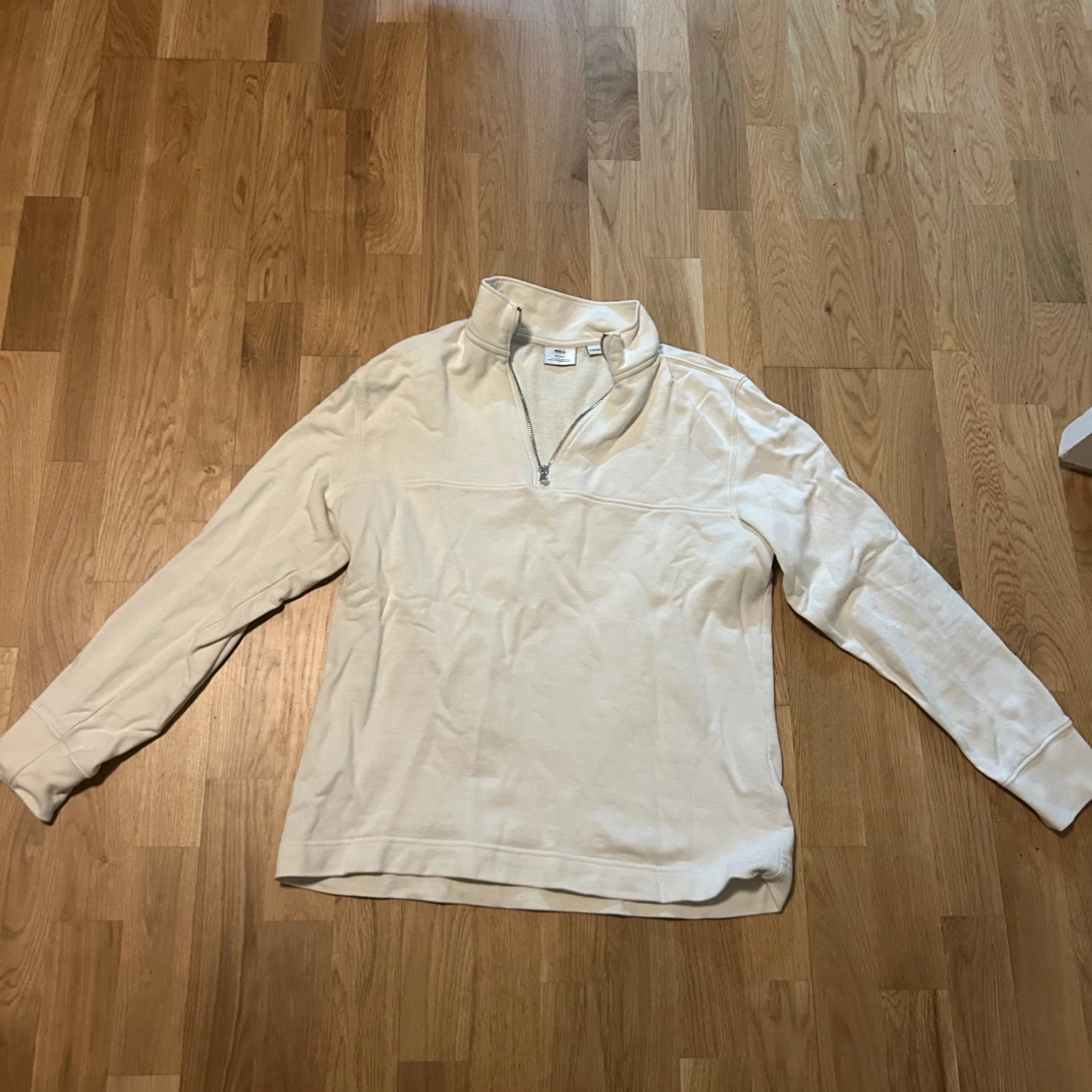 Vit tröja med dragkedja från MNG