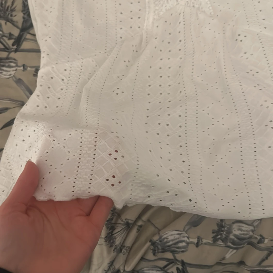 Vit blus med spetsdetaljer - 1