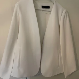 Cape/ kavaj - Vit kavaj/ cape från Zara, endast använd 1 gång så i princip nyskick. 