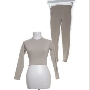 Ribbat träningset - Ribbat träning set i beige, okänt märke men har för mig att de är köpt vid intersport! Står inte heller storlek men är säker att den är i XS då det är min stl. Kom privat om ni har frågor/vill ha fler bilder! Nyskick (inga skador, oanvänd) 💞