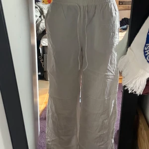 Vita linnebyxor från H&M - Säljer ett par vita linnebyxor från H&M i storlek M. Säljer för att de är för stora och därför inte kommer till användning längre🌼