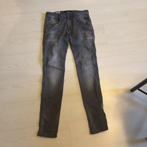 Gråa jeans från Replay - Snygga gråa jeans med fet tvätt från Replay med en klassisk design. De har en slim passform och är tillverkade i ett slitstarkt material. Perfekta för en stilren look. Anbass hyperflex knappt använda