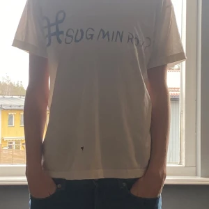 SUG MIN RÖV tröja!! - Limiterad tröja med trycket” sug min röv”🤩 Hålet är design och ska se ut som ett hjärta ❤️Storlek S😌 Tröjan har inget riktigt nypris eftersom den inte går att få tag på. Men jag skulle säga 650 kr är ett rimligt pris🤩 Hör av er vid minsta lilla fråga eller fundering😁🙂🤩