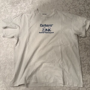 Vit t-shirt från Carhartt - Säljer vit T-shirt från carhartt i storlek M. Sökes pga att jag har växt ur den. Köparen betalar för frakten. 