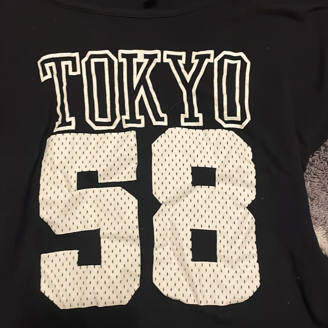 Svart T-shirt med Tokyo-tryck från Divided - 1