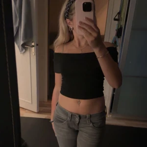 Svart offshoulder topp - Svart offshoulder topp, kanten viks ner, osäker på märket men har för mig att den är från bikbok