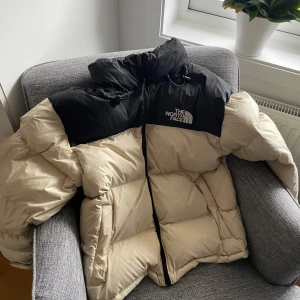 The North face puffer/jacket - En The North Face Nuptse puffer i väldigt bra skick, använd sparsamt. Vid frågor DMa!
