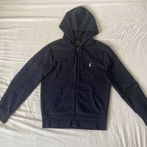 Ralph Lauren zip hoodie - Säljer en riktigt fet ralph lauren zip hoodie i storlek xs, köpte den för 2195 kr för ungefär 2 månader sedan. Den är i mycket bra skick, om du har några funderingar så är det bara att skriva.😃