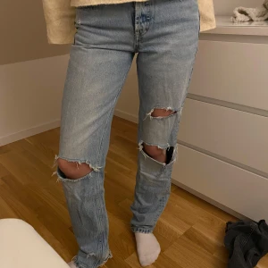 Midrise jeans  - jeans med midrise från zara använd fåtal gånger. storlek 32. Nypris 260kr