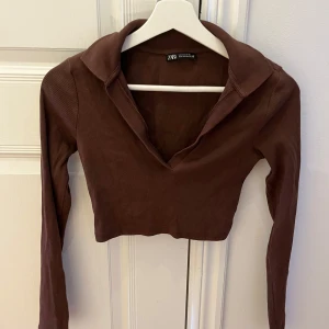 Croppad brun topp från Zara - Snygg brun top till fest eller vardags. Storlek S