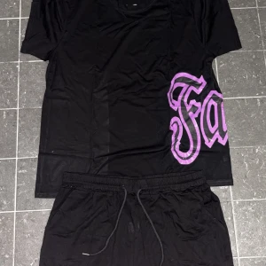 Svart sommarset - Detta är ett svart sommar-set som är på utförsäljning från märket Falseknowledge. Kläderna som används för foto är prop så var inte oroliga. Kläderna är gjorda i luftigt och skönt material inför sommaren! Dom finns i storlek S,M,L!