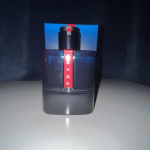 Prada Luna Rossa Ocean Eau de Toilette - Säljer en flaska Prada Luna Rossa Ocean Eau de Toilette. Doften är fräsch och maskulin, perfekt för den moderna mannen. Kommer i en stilren förpackning och är bra till för alla tillfällen.