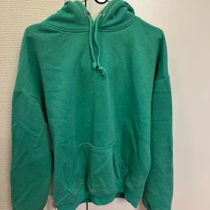 Grön hoodie - Säljer min gröna hoodie från Bikbok i storlek XS. Använt ett fåtal gånger så den är nästan som ny. 