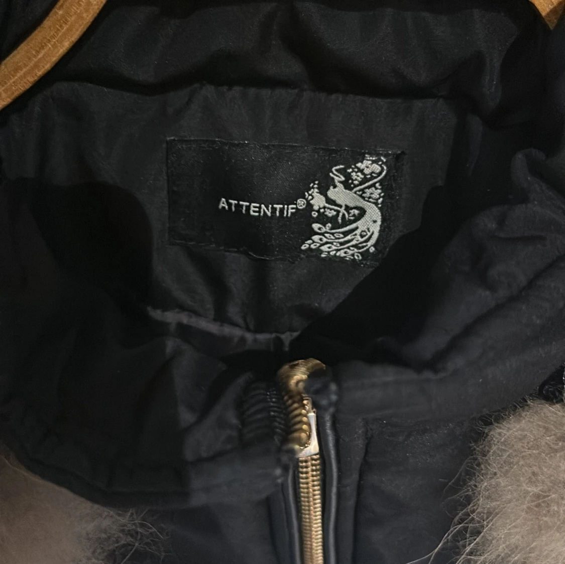 Svart jacka med pälsdetalj från Attentif  - 1