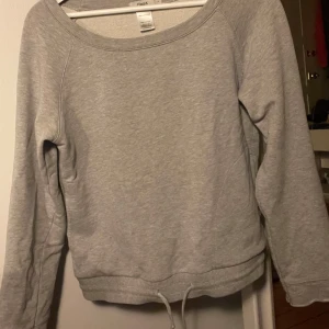 Grå collegetröja från Filippa K - Collegetröja från Filippa K med coola detaljer 