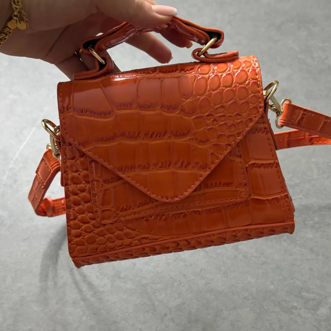 Orange axelväska med krokodilmönster - 1