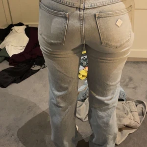 Ljusblå jeans med bootcut - Snygga lågmidjade, ljusblå jeans från abrand. Stl w26 tall