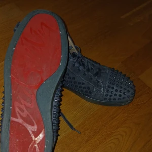 Loubotin skor - Tja, jag säljer ett par Christian Louboutin skor! De är i storlek 43 och är nästan i nyskick. Pris kan diskuteras. Hör av er vid minsta fundering!