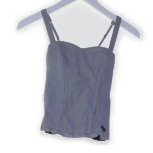 ljusblå corsett topp  - Så snygg corsett topp från abercrombie & fitch med justerbara band och stretchmaterial där bak💖inga defekter