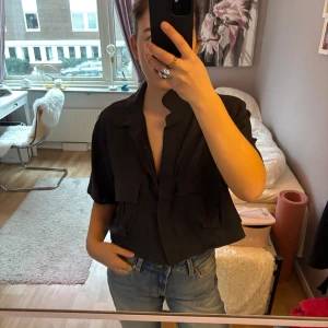 Svart kortärmad skjorta - Snygg svart kortärmad linneskjorta😍Materialet är tunt och perfekt till sommaren. Aldrig använd 