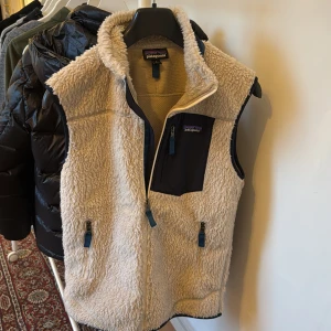 Patagonia väst  - En vit Patagonia väst i storlek S. Nypris=1900. Samt är just denna modell slutsåld. Skriv privat vid frågor eller funderingar kring priset☺️