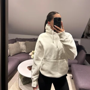 Vit hoodie från pull & bear  - Säljer en vit hoodie från pull & bear i storlek S. Köparen står för frakten!💗