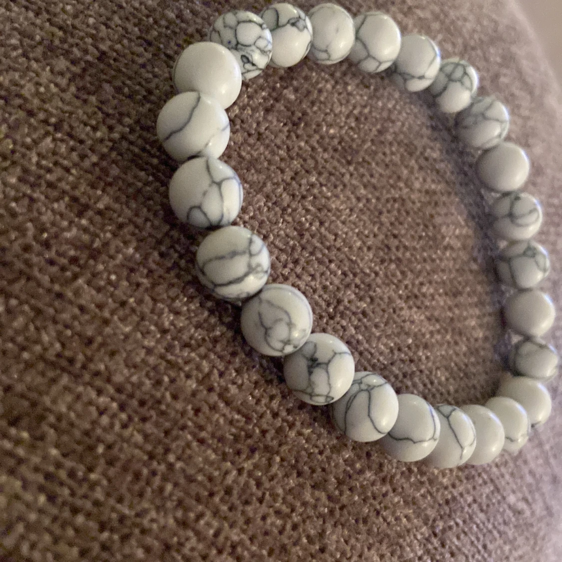 Vitt armband med marmorerade pärlor - 1