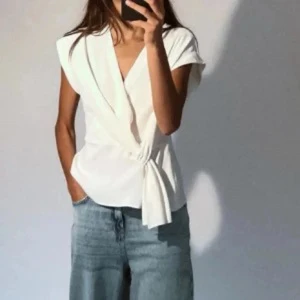 Vit omlottblus zara - Snygg vit omlottblus med korta ärmar och knytning i sidan. 