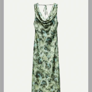 Grön satinklänning - Säljer denna snygga, gröna satinklänning från Zara!🫶🏻Aldrig använd, så jättefint skick med prislapp kvar🤍 Ord. pris och köptes för 499kr! Perfekt för sommaren!! (Väldigt svårt att visa klänningen på bild)