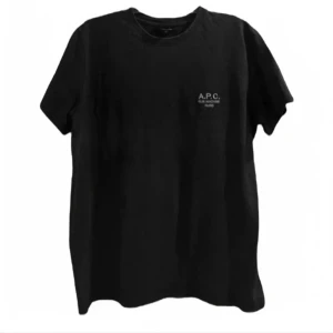 Apc T-shirt  - En snygg Apc T-shirt med en snygg wash. Storlek medium. Normal i storleken. Bra skick. Skriv i DM om intresserad eller har frågor. Kan även skicka fler bilder samt mått. Pris kan diskuteras