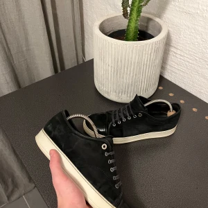 Svarta sneakers från Lanvin - Snygga svarta sneakers från Lanvin med en stilren design| inget og| intresse koll|