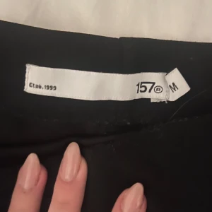 Svart kjol från 157 - Säljer en stilren svart kjol från 157. Kjolen har en enkel design och är perfekt för olika tillfällen. Kjolen är medellång. Den är i storlek M och passar bra till både vardag och mer uppklädda stunder.💓💓💓