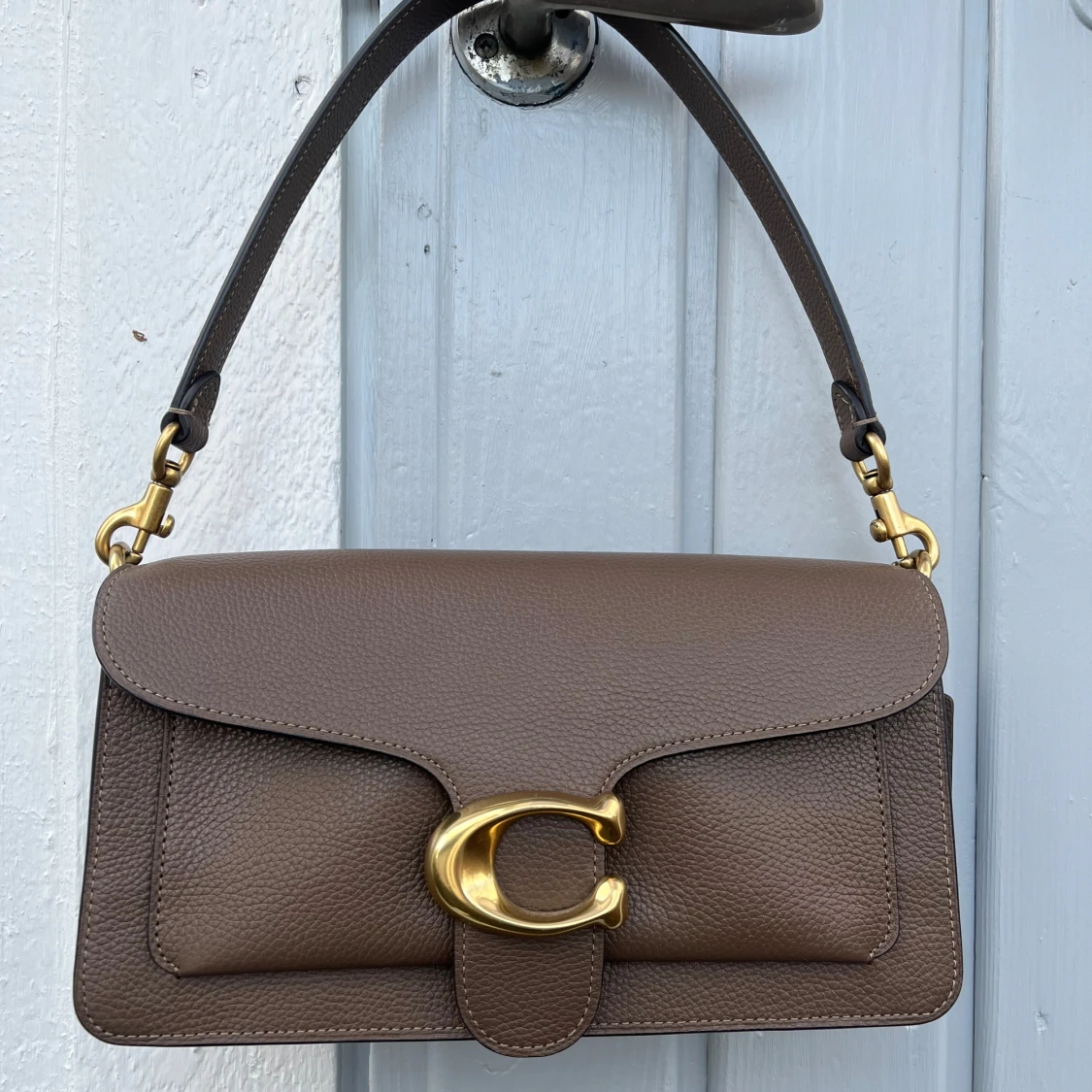Brun axelväska i skinn med gulddetaljer