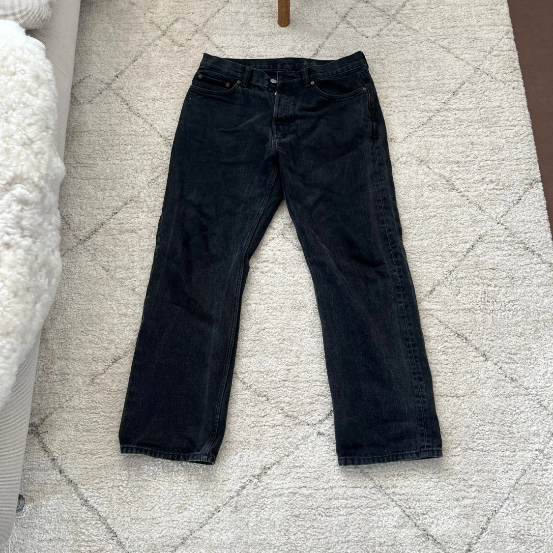 Mörkgrå jeans och ljusblå jeans