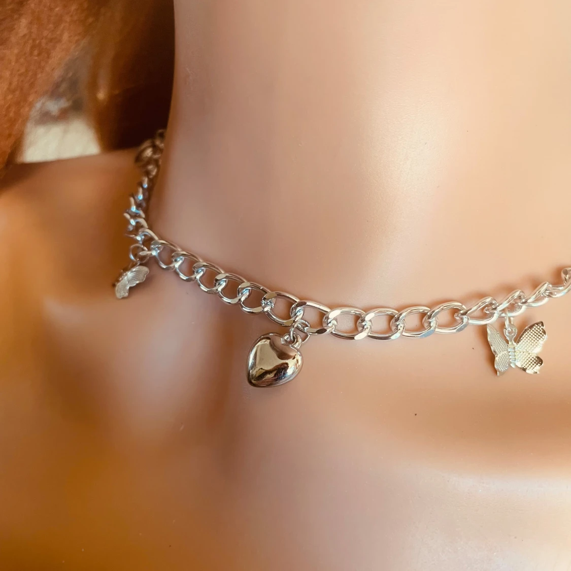 Made by prisförslag- halsband hjärta fjärilar 