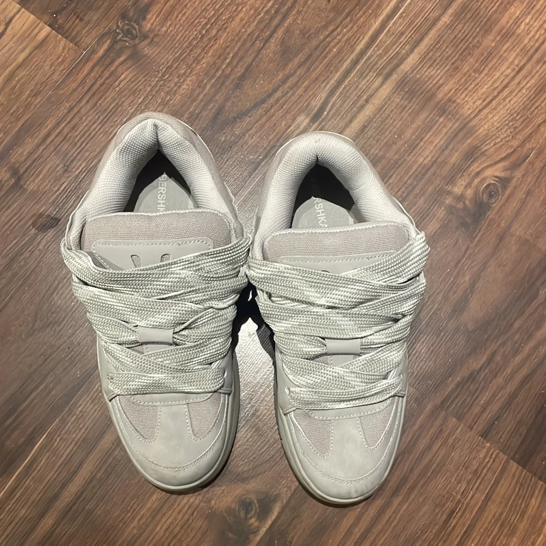 Grå sneakers från Bershka - 1