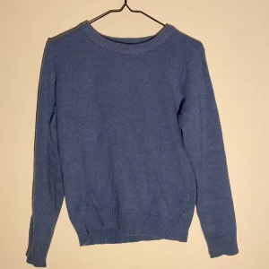 fin blå stickad tröja - fin blå stickat tröja från VILA, passar perfekt för någon med en size XXS-XS-S! har använts 3-5 ggr och har inga fettfläckar, fläckar eller sådant.