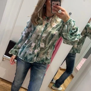 Blus - Blus från MQ endast använd 1 gång och kommer ej till användning längre 