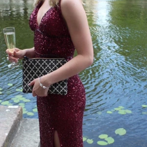 Vinröd glittrig klänning från dreesroom  - Säljer den här jätte fina klänningen för hittade en annan. 