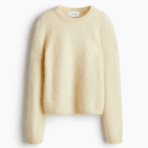 Slutsåld tröja från Hm - Stickad tröja i mohairmixi storlek M. Helt slutsåld på HMs hemsida. Nyskick med prislapp kvar 💛 