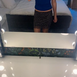 Blommig kortkjol - Aldrig använd, väldigt bra skick 