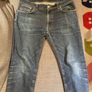 Blå jeans från Nudie Jeans - Snygga blå jeans från Nudie jeans. Modell Thinn Finn. Storlek 34 34 men skräddarsydd till 32 30 fråga gärna om måtten.