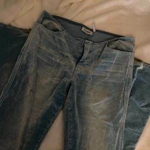 Blå jeans från Weekday - Säljer mina blåa sammet jeans. Snygga och coola. 