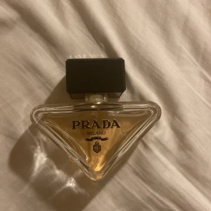 Prada Parfym - Prada Paradoxe, 50ml från början, skulle tippa på att det är ca 20ml kvar :)