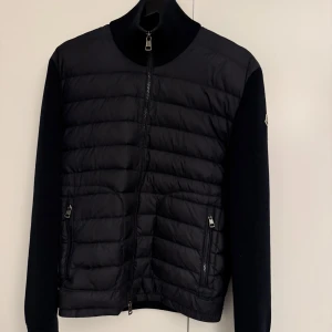 Moncler cardigan navy  - Moncler cardigan navy, skick:8,5/10, storlek: Large, pris:3999kr Ena dragkedjan på högra fickan  är svår och stänga ibland men annars fint skick. 