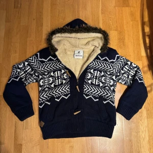 Cardigan med fux päls  - Säljer denna riktigt feta cardigan med fux päls runt luvan och riktigt mysig fodring. Skicket är 10/10 och den är perfekt nu på vintern eller på svalare vårdagar! Hör gärna av er vid frågor eller funderingar!