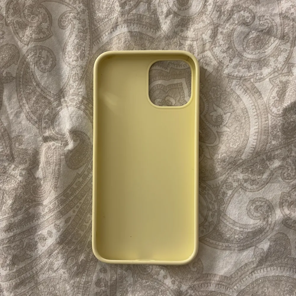 Ett fint gult skal till iPhone 12 eller iPhone 12 Pro. Skalet har lite defekter men det syns på bilderna. Skalet säljs då jag bytt telefon och inte har någon nytta för denna längre.. Asusteet.